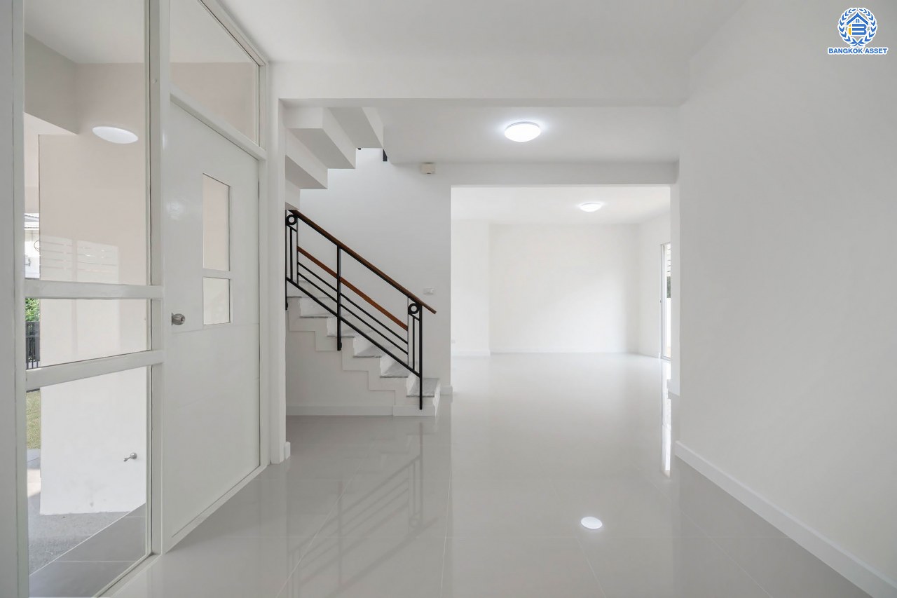 บ้านมือสองตกแต่งใหม่ โครงการ โฮมเพลส วงแหวน-รัตนาธิเบศร์ เนื้อที่ 51.10 ตร.ว. ฟังก์ชัน 3 ห้องนอน 2 ห้องน้ำ ที่จอดรถ 2 คัน ตั้งอยู่บนทำเลแห่งการเดินทาง เชื่อมต่อถนนรัตนาธิเบศร์ ใกล้ห้างเซ็นทรัล เวสต์เกต ใกล้รถไฟฟ้า "สถานีตลาดบางใหญ่"